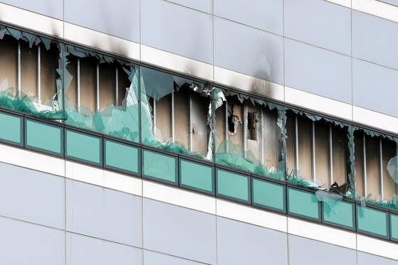 27일 대전 유성구 국가정보자원관리원(국정자원) 전산실 창문이 화재로 깨져 있다. 전날 정부 전산시스템이 있는 국정자원에서 무정전·전원 장치(UPS)용 리튬이온배터리 화재가 발생해 정부 전산 서비스가 대규모로 마비됐다. 연합뉴스