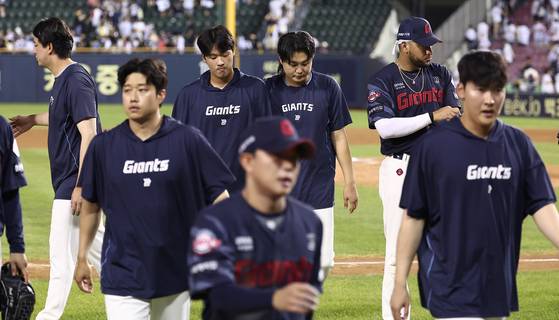 고개 숙인 롯데 선수들. 뉴스1