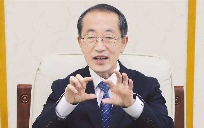 한규현 특허법원장이 28일 대전광역시 둔산동 특허법원 사무실에서 한국경제신문과 인터뷰하고 있다. 특허법원 제공