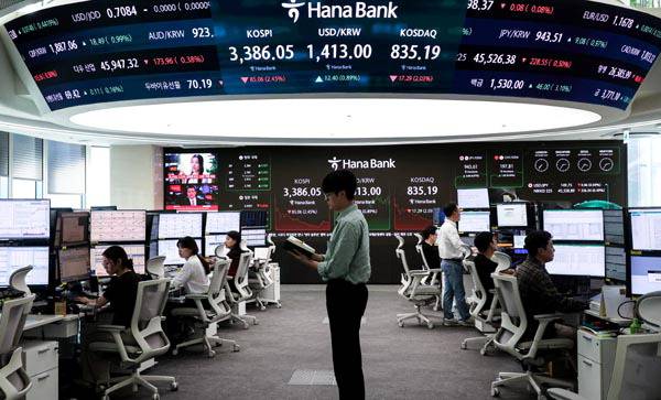 코스피가 급락한 지난 26일 서울 중구 하나은행 딜링룸 현황판에 코스피·코스닥 종가가 표시돼 있다. 연합뉴스