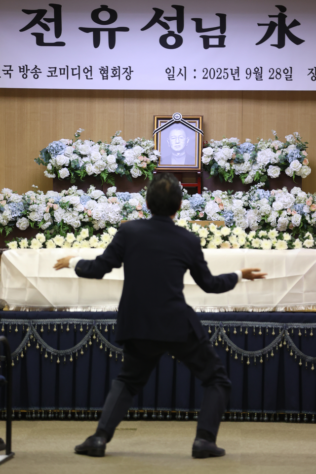 28일 서울 송파구 서울아산병원 장례식장에서 엄수된 개그맨 전유성의 영결식에서 개그맨 김정렬이 퍼포먼스를 하고 있다. 연합뉴스