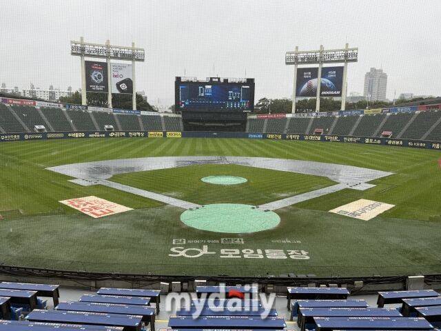 비가 쏟아지고 있는 잠실구장./잠실 = 박승환 기자