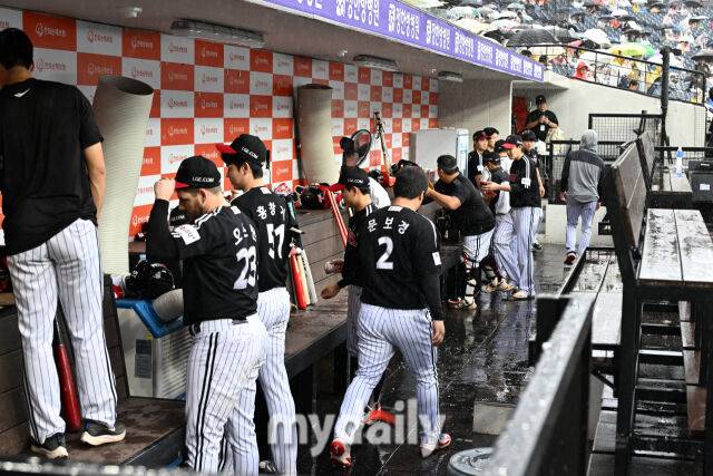 28일 대전 한화생명 볼파크 야구장에서 열린 '2025 신한 SOL BANK KBO리그' LG 트윈스와 한화 이글스 경기가 우천으로 취소됐다. 철수하는 LG 선수들./대전 = 한혁승 기자