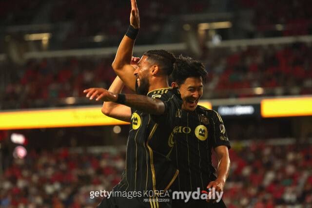 손흥민(오른쪽)과 부앙가가 득점 후 함께 기뻐하고 있다. /게티이미지코리아