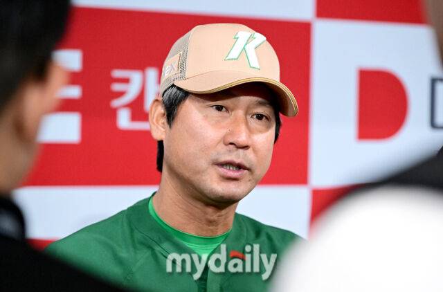 2025년 7월 24일 오후 서울 고척스카이돔에서 열린 '2025 신한 SOL뱅크 KBO 리그' 롯데 자이언츠와 키움 히어로즈의 경기. 키움 설종진 감독대행이 취재진들과 이야기를 나누고 있다./마이데일리