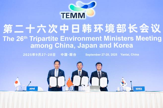 현지시간 28일 중국 옌타이에서 한·중·일 환경장관들이 제26차 한·중·일 환경장관회의(TEMM26) 결과 기자회견에 앞서 3국 공동합의문을 채택하고 기념촬영을 하고 있다. 환경부 제공