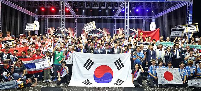‘2025 전주드론축구월드컵(FIDA World Cup Jeonju 2025)’ 대회 시상식에서 순위에 오른 한국, 중국, 일본, 싱가포르 등 각국 선수들이 자국 국기를 들어 보이며 환호로 입상을 자축하고 있다. 전주시 제공