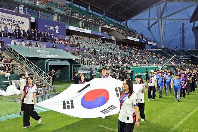 지난 25일 전북 전주월드컵경기장에서 열린 ‘2025 전주드론축구월드컵(FIDA World Cup Jeonju 2025)’ 개막식에서 한국을 선두로 세계 출전 국가 선수들이 입장하고 있다. 전주시 제공