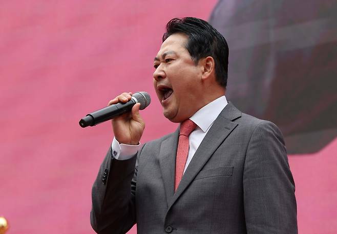 국민의힘 장동혁 대표가 28일 서울 시청역 7, 8번 출구 앞 대로에서 열린 '사법파괴 입법독재 국민 규탄대회'에서 대국민 연설을 하고 있다.