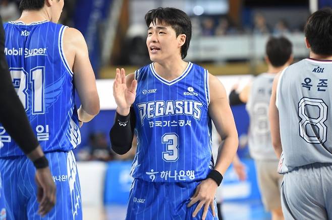 대구 한국가스공사 정성우가 28일 대구체육관에서 열린 2025 프로농구 시범경기 현대모비스와의 홈경기에서 김준일과 대화하고 있다. KBL 제공