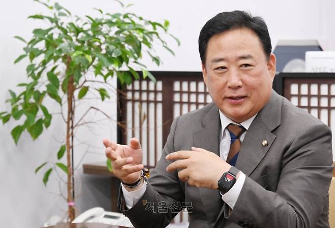 더불어민주당 소속 어기구 국회 농림축산식품해양수산위원장이 28일 서울신문과 인터뷰에서 “지금 우리는 새로운 미래 먹거리를 찾아야 하는데 그 출발점이 북극항로”라며 “국회에서 빠른 심의를 통해 북극항로 개척에 필요한 제도적 틀을 마련하겠다”고 말하고 있다. 안주영 전문기자