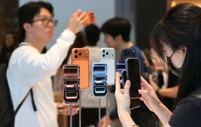 애플의 신제품 아이폰17 시리즈 공식 출시일인 9월19일 서울 중구 애플 명동점에서 시민들이 제품을 둘러보고 있다. ⓒ연합뉴스