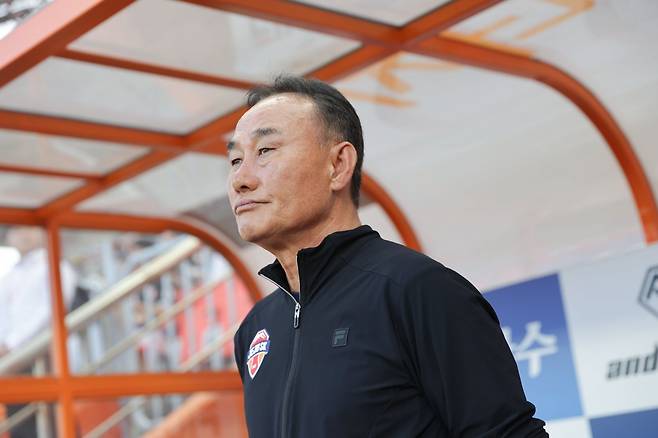 김학범 제주 감독이 자진사퇴했다. 제주는 28일 제주월드컵경기장에서 열릴 수원FC와의 정규리그 31라운드 홈경기는 김정수 수석코치에게 감독대행을 맡겨 소화하기로 했다. 사진제공|한국프로축구연맹