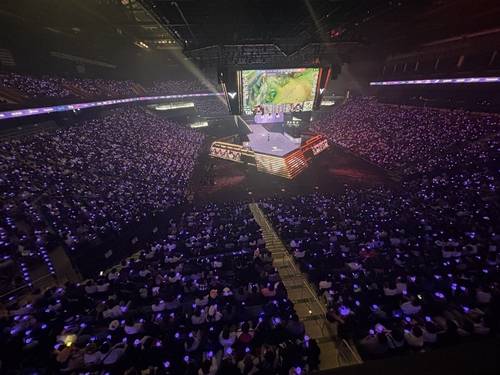 28일 인천 영종도 인스파이어 아레나를 가득 메운 팬들이 ‘2025 LoL 챔피언스 코리아’ 결승전을 즐기고 있다. 영종도(인천)|조진호 기자