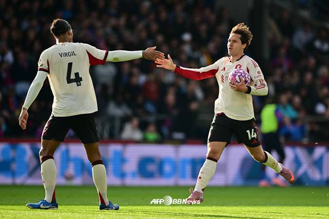 동점골을 기록한 페데리코 키에사(오른쪽). /AFPBBNews=뉴스1