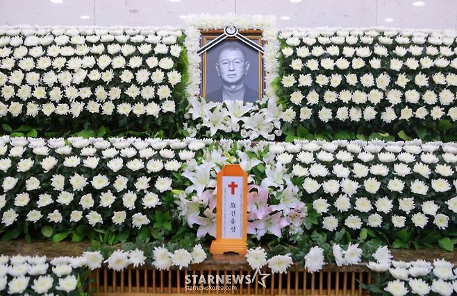 (서울=뉴스1) 사진공동취재단 = 26일 서울 송파구 서울아산병원 장례식장에 개그맨 전유성의 빈소가 마련돼 있다. 2025.9.26/뉴스1 Copyright (C) 뉴스1. All rights reserved. 무단 전재 및 재배포, AI학습 이용 금지. /사진=(서울=뉴스1) 사진공동취재단