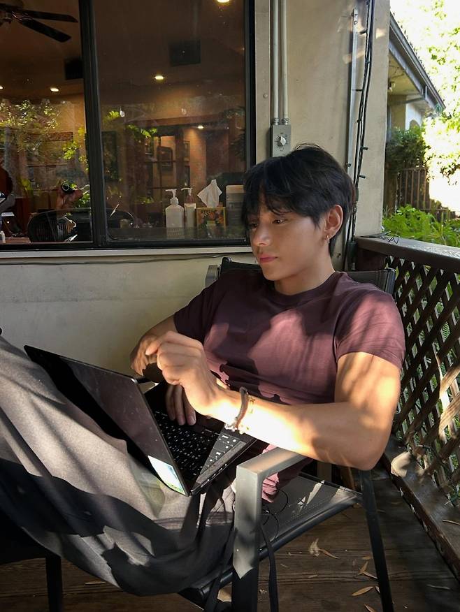 방탄소년단 뷔, 미국 일상 공개..숙소→녹음실 '타고난 인싸력'