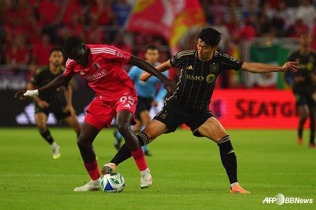 손흥민(오른쪽)이 28일 오전 9시 30분(한국시간) 미국 미주리주 세인트루이스 에너자이저 파크에서 열린 2025시즌 MLS 정규리그 경기 중 상대 선수와 몸싸움을 벌이고 있다. /AFPBBNews=뉴스1