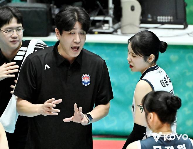 김종민(왼쪽) 감독과 이윤정. /사진=KOVO 제공