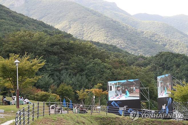 산중에서 즐기는 산악영화제 (울산=연합뉴스) 장영은 기자 = 주말 휴일인 27일 울산 울주군에서 열리는 국내 유일 국제산악영화제인 제10회 울산울주세계산악영화제가 개막 이틀째를 맞은 가운데 행사장에는 관람객 발길이 이어지고 있다. 2025.9.27 young@yna.co.kr