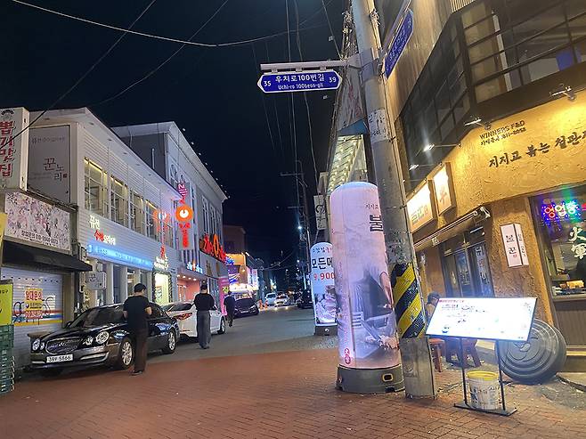 한때 인파로 붐볐던 거리였으나 학령인구 감소와 코로나19, 경기 침체 등으로 한산한 전대 후문 골목형상점가 거리.