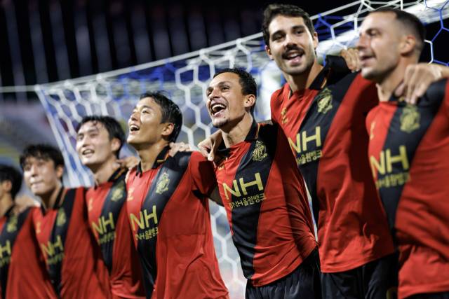 경남FC 선수들이 지난 28일 창원축구센터에서 열린 안산그리너스FC와의 홈경기에서 승리한 뒤 세리머니를 하고 있다./한국프로축구연맹/