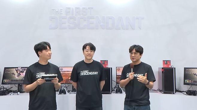넥슨게임즈 이범준 PD(가운데), 주민석 크리에이티브 디렉터(오른쪽)가 TGS 2025 현장에서 글로벌 이용자에게 곧 선보일 새로운 콘텐츠를 소개했다(출처='퍼스트 디센던트' 유튜브).