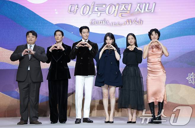 배우 고규필(왼쪽부터)과 노상현, 김우빈, 수지, 안은진, 이주영이 29일 서울 강남구 조선팰리스서울강남에서 열린 넷플릭스 시리즈 '다 이루어질지니'(극본 김은숙) 제작발표회에 참석해 미소를 짓고 있다. '다 이루어질지니'는 천여 년 만에 깨어난 경력 단절 램프의 정령 지니(김우빈 분)가 감정 결여 인간 가영(수지 분)을 만나 세 가지 소원을 두고 벌이는 스트레스 제로, 판타지 로맨틱 코미디다. 2025.9.29/뉴스1 ⓒ News1 권현진 기자