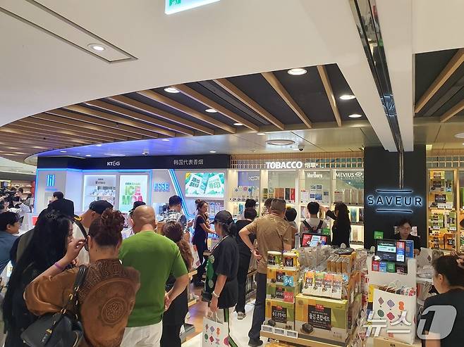 29일 오후 롯데면세점 명동본점의 식품·담배 판매 구역에 중국인 단체 관광객들이 대거 방문해 쇼핑하고 있다.