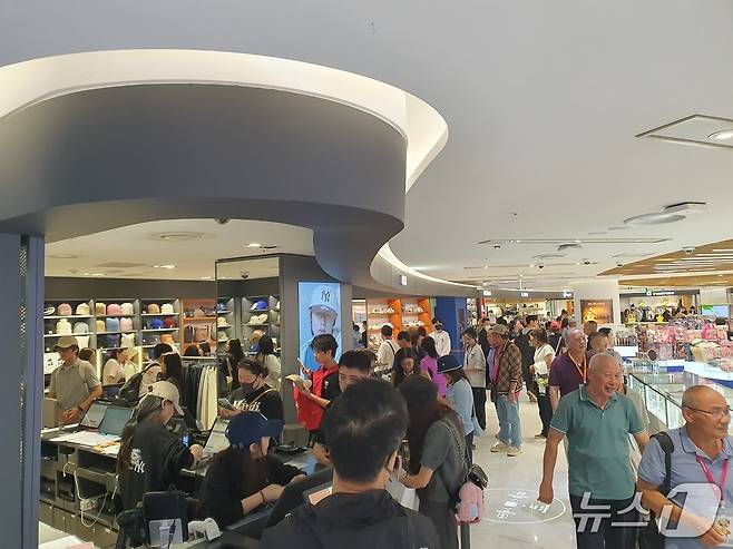 29일 오후 롯데면세점 명동본점의 한 모자 매장에 중국인 단체 관광객들이 쇼핑한 물품을 계산하기 위해 길게 줄을 서 있다.