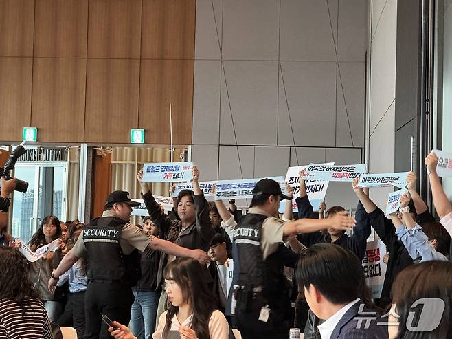 진보당 서울시당 당원들이 29일 주한미국상공회의소(AMCHAM·암참)이 서울 영동프고 여의도 IFC에서 개최한 '미국 비자 세미나' 행사장에 들어와 피켓 시위를 진행하는 모습 2025.9.29/뉴스1 ⓒ News1 박종홍 기자