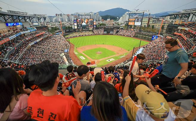 대전 한화생명볼파크를 찾은 야구팬들. 2025.9.27/뉴스1 ⓒ News1 김진환 기자