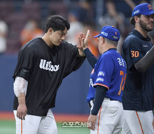 한화 김경문 감독이 27일 서울 고척스카이돔에서 열린 2025 KBO리그 키움과 경기후 선발 문동주와 하이파이브를 하고 있다. 고척 | 최승섭기자 thunder@sportsseoul.com