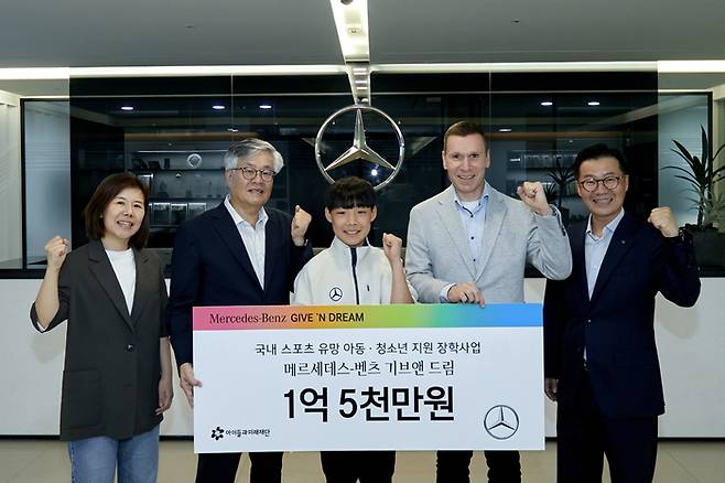 (왼쪽부터) 메르세데스-벤츠 사회공헌위원회 이은정 위원, 아이들과미래재단 김효승 상임이사, 기브앤 드림 이윤호 대표 장학생, 메르세데스-벤츠 사회공헌위원회 마티아스 바이틀 의장, 이상국 위원.