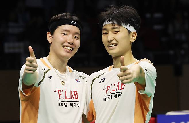 (수원=연합뉴스) 홍기원 기자 = 28일 경기도 수원체육관에서 열린 세계배드민턴연맹(BWF) 월드투어 슈퍼 500 코리아오픈 남자복식 결승에서 인도네시아의 파자르 알피안-무하마드 쇼히불 피크리 조에 승리하며 우승을 차지한 김원호와 서승재가 기뻐하고 있다. <저작권자(c) 연합뉴스, 무단 전재-재배포, AI 학습 및 활용 금지>