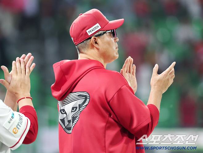 23일 인천 SSG랜더스필드에서 KIA-SSG전. 5대0으로 승리한 SSG 이숭용 감독이 선수들을 환영하고 있다. 인천=정재근 기자 cjg@sportschosun.com/2025.9.23/