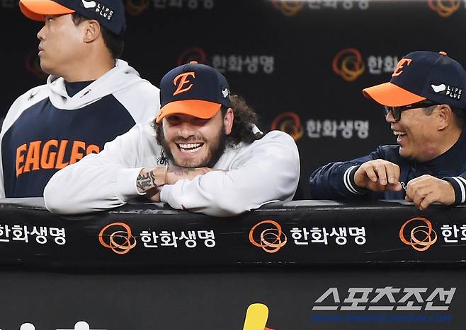 29일 대전 한화생명볼파크에서 열린 LG-한화전. 폰세가 양상문 감독과 함께 경기를 지켜보며 웃고 있다. 대전=정재근 기자 cjg@sportschosun.com/2025.9.29/