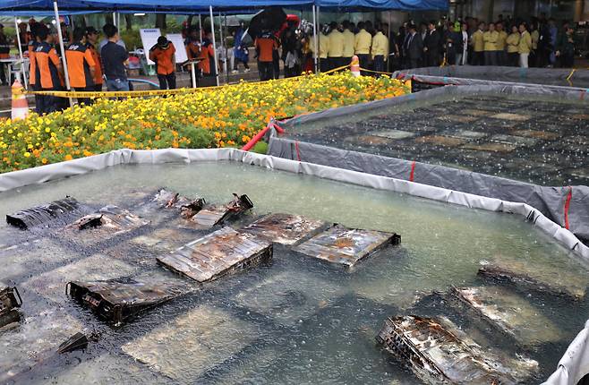 28일 오전 대전 유성구 국가정보자원관리원 화재로 인해 불에 탄 리튬이온 배터리가 소화수조에 담겨 있다. 이틀전 무정전 전원장치(UPS)용 리튬이온 배터리 화재로 정부 전산 서비스가 대규모로 마비됐다. /신현종 기자