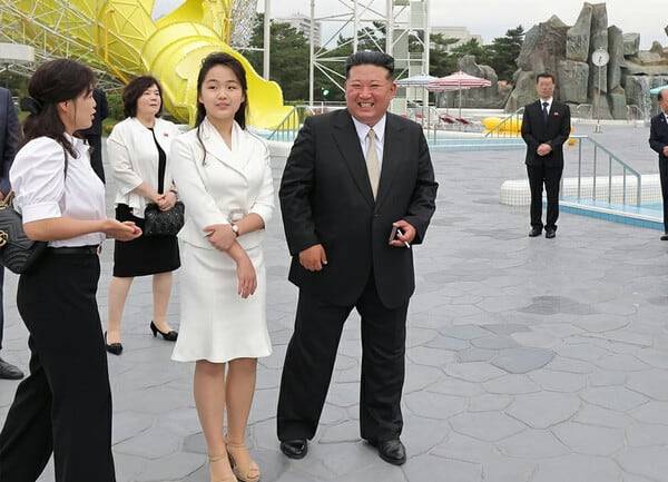 오른쪽부터 북한 김정은, 딸 주애, 아내 리설주./노동신문 연합뉴스