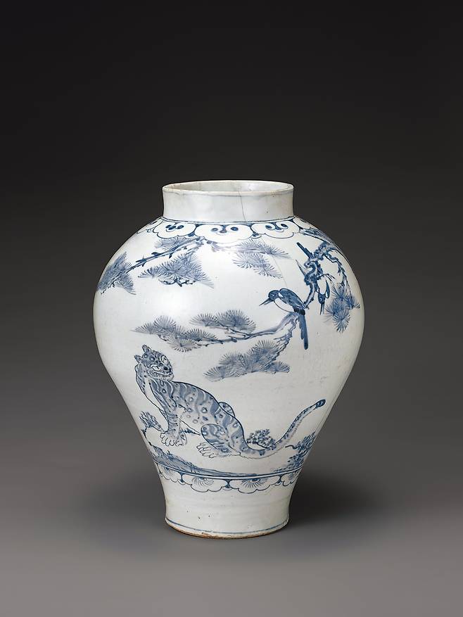 소나무 호랑이 까치 무늬 항아리. 까치와 호랑이가 그려진 이 청화백자는 18세기 말에서 19세기 초에 만들어진 것으로 추정된다. /국립중앙박물관 제공