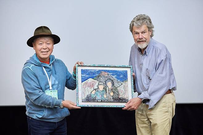 27일 라인홀트 메스너 감독의 다큐멘터리 '스틸 얼라이브' 상영에 앞서 엄홍길 울산울주세계산악영화제 집행위원장이 9년 전 영화제를 찾은 메스너와 함께 찍은 사진을 자개로 제작해 전달했다. /울산울주세계산악영화제 사무국