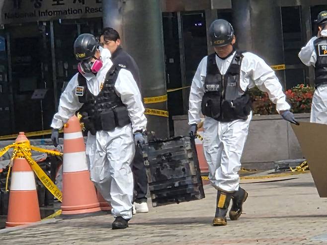 29일 오전 10시30분부터 대전 국가정보자원관리원에서 화재 3일차 합동감식이 시작된 가운데, 감식반이 화재 현장에서 반출한 리튬이온 배터리를 운반하고 있다. /뉴스1