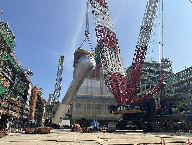 현대엔지니어링이 에쓰오일(S-OIL)의 울산 석유화학 생산시설 구축 사업인 샤힌 프로젝트 패키지-2 현장에서 폴리에틸렌 공정 핵심 설비인 높이 46m, 무게 505t의 리액터(반응기)를 설치하고 있다. /현대엔지니어링 제공