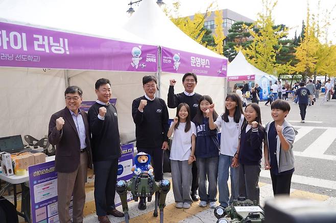 백동현 한양대 에리카 부총장(가운데 오른쪽)과 이민근 안산시장(가운데 왼쪽)이 제3회 88로봇위크 행사를 돌아보며 어린이들과 기념사진을 찍고 있다. 한양대 ERICA 제공