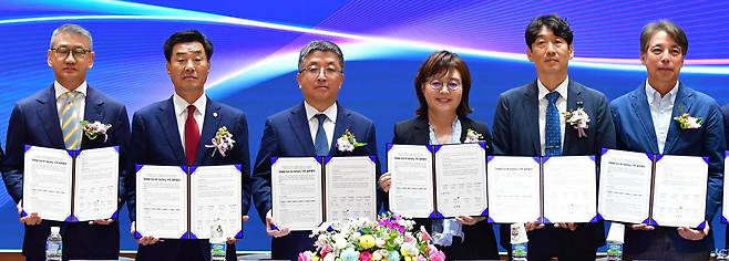 올해 6월 26일 경북 포항시 남구 대잠동 시청에서 글로벌 인공지능(AI)컴퓨팅센터 구축을 위한 투자양해각서 체결식이 열리고 있다. 뉴스1