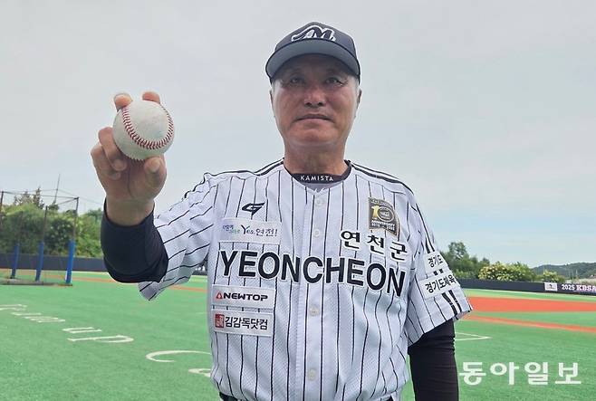72세에도 여전히 선수들과 함께 호흡하는 김인식 연천 미라클 감독. 이헌재 기자 uni@donga.com