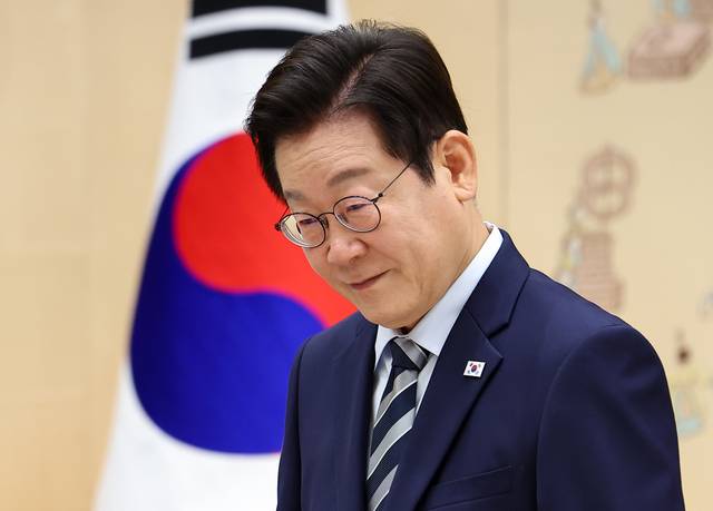 이재명 대통령이 29일 용산 대통령실에서 주한대사 신임장 제정식이 끝난 뒤 환담장으로 이동하고 있다. 연합뉴스