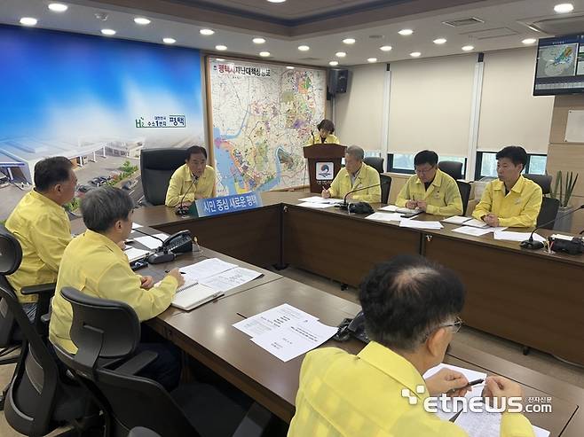 정장선 평택시장이 28일 국가정보자원관리원 화재로 행정정보시스템 일부가 중단됨에 따라 긴급 대책회의를 열고 재난안전대책본부를 가동했다.
