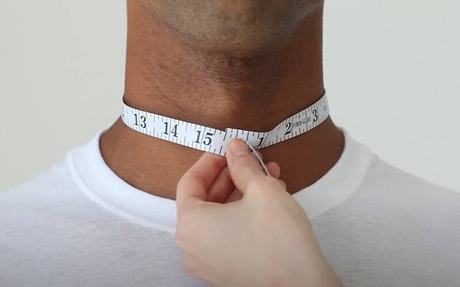 남성의 경우 목둘레는 목젖 바로 아래 부분을 줄자로 잰다. https://kiwisizing.com/blog/how-to-measure-neck-size/
