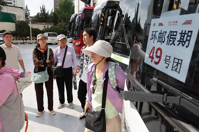 중국 단체 관광객 무비자 입국이 허용된 첫날인 29일 오후, 중국인 관광객이 서울 중구 명동 롯데면세점에서 쇼핑하기 위해 관광버스에서 내리고 있다. 김태형 기자 xogud555@hani.co.kr